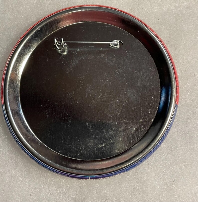 K&ouml;nnte beinhalten: Ein Set aus drei Keramikbechern mit gesprenkelter, cremefarbener Glasur. Jeder Becher zeigt ein handgemaltes Blumendesign in Blau-, Gr&uuml;n- und Gelbt&ouml;nen. Die Becher haben eine einfache, abgerundete Form und einen bequemen Griff.