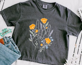 Camiseta anti-Trump, top corto cuadrado con estampado floral FDT Comfort Colors, camiseta activista feminista, camiseta de resistencia política "Nunca Trump", camiseta de California