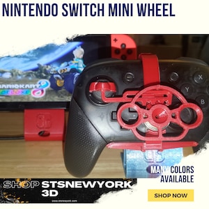 Op de afbeelding: Een rode 3D-geprinte stuurwielbevestiging voor een Nintendo Switch-controller. Het stuurwiel is ontworpen om over de rechter Joy-Con-controller te passen en heeft een rode knop aan de zijkant. De tekst "SHOP STSNEWYORK 3D" is zichtbaar onderaan de afbeelding.