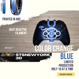 Op de afbeelding: Een blauwe 3D-geprinte Xbox-controller-aanpassing met een kleurveranderende functie. De aanpassing is geprint in ABS-plastic en is warmtegevoelig. De tekst "COLOR CHANGE" is afgedrukt op de afbeelding. De tekst "SHOP STSNEWYORK 3D" is afgedrukt op een zwart-gele banner. De tekst "BLUE LIMITED PRODUCTION ONLY 10 AT A TIME SHOP NOW" is afgedrukt op een witte banner.