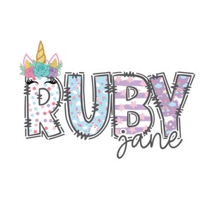 Pode incluir: Uma faixa de nome colorida com o nome "RUBY jane" escrito em letras grandes. Cada letra é decorada com um padrão diferente com tema de unicórnio, incluindo bolinhas, listras e nuvens. Uma cabeça de unicórnio com uma coroa de flores fica acima da primeira letra.