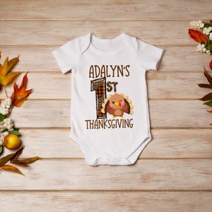 Spersonalizowany Pierwszy Dzień Dziękczynienia Mały Indyk Buffalo Plaid Leopard Print PNG do sublimacji | Niestandardowe imię w uroczej czcionce | Baby Onesie | png