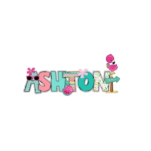 Puede incluir: El nombre Ashton está escrito en letras de patchwork de colores con un flamenco rosa, una sandía y una piña. El flamenco está de pie en un cartel que dice "Playa".
