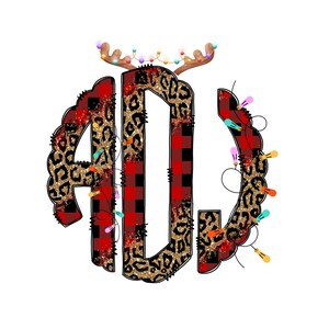 Peut inclure: Un monogramme festif avec les lettres ADJ disposées en cercle. Les lettres sont décorées d'un mélange de carreaux rouges et de léopard doré. Des bois de cerf et des guirlandes lumineuses avec des ampoules colorées ornent le haut et les côtés, créant un thème de vacances.