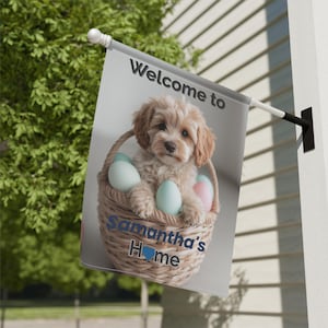Puede incluir: Bandera de bienvenida a la casa de Samantha con un perro blanco y esponjoso sentado en una cesta de mimbre llena de huevos de Pascua coloridos.