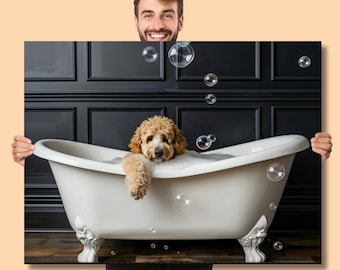 以下が含まれることがあります： 茶色と白の犬が、泡のある白いバスタブで入浴しています。犬はバスタブに横たわり、頭を縁に預けています。バスタブは黒と白のタイル張りのバスルームにあります。
