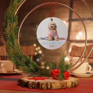 Adorno navideño de Goldendoodle color crema, regalo de doodle, adorno personalizado para perro, idea de regalo para amantes de los doodles, adornos para amantes de los perros, adorno con nombre de perro