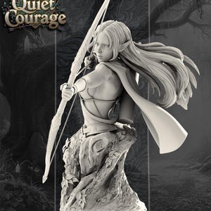 Könnte beinhalten: Graustufen-Skulptur eines elbischen Bogenschützen mit Pfeil und Bogen. Die Figur trägt einen Umhang und steht auf einem detaillierten Sockel. Die Skulptur zeigt den Text "Quiet Courage" in einem verzierten Banner. Fantasy-Thema.