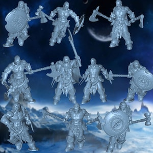 Puede incluir: Una colección de figuras de guerreros en miniatura grises, cada una posando con armas como hachas, escudos y lanzas. Las figuras están detalladas con armadura y rasgos faciales, sobre un fondo azul y blanco, lo que sugiere un tema de fantasía o histórico.