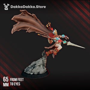 Puede incluir: Figura en miniatura de un guerrero en pleno salto, empuñando una lanza. La figura está adornada con una armadura detallada y una capa marrón. La base es una formación rocosa. El texto en la imagen dice "DakkaDakka.Store" y "65 mm del pie a los ojos."