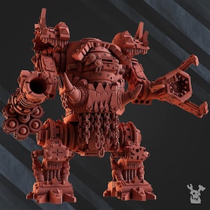 Puede incluir: Un modelo de plástico rojo detallado de un robot mecánico grande con una falda de cadena y una cabeza grande y redonda. El robot tiene dos brazos grandes, uno con un cañón y el otro con una garra.