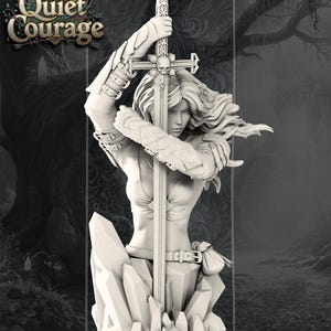 Könnte beinhalten: Eine weiße Skulptur einer Frau, die ein Schwert hält, mit dem Text "Quiet Courage" oben. Die Frau trägt eine Rüstung und steht auf einem Sockel aus weißen Kristallen. Das Schwert hat einen Totenkopf auf dem Parier.