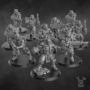 以下が含まれることがあります： 武器を持った兵士のグレーのプラスチック製ミニチュアフィギュア10個セット。フィギュアはさまざまなアクションポーズで配置され、黒い円形のベースの上に立っています。