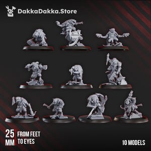 Może przedstawiać: Dziesięć 3D-wydrukowanych figurek miniaturowych fantastycznych stworzeń, każda stojąca na okrągłej podstawie. Figurki są szare i wyglądają na wykonane z plastiku. Figurki mają 25 mm od stóp do oczu. Tekst "DakkaDakka.Store" jest widoczny w lewym górnym rogu obrazu.