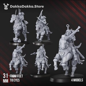 Puede incluir: Colección de cinco modelos en miniatura grises de figuras blindadas montadas en caballos mecánicos. Los modelos están sobre bases negras. El texto "31 MM FROM FEET TO EYES" y "4 MODELS" es visible.