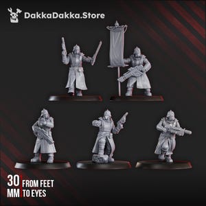 Puede incluir: Colección de cinco figuras en miniatura grises de soldados con cascos y abrigos largos, cada uno sosteniendo armas o una pancarta. El texto "30 mm de pies a ojos" es visible. El logotipo de DakkaDakka.Store está en la esquina superior izquierda.