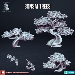 Könnte beinhalten: Fünf Miniatur-Bonsai-Bäume in verschiedenen Größen mit detaillierten Ästen und Blättern. Die Bäume sind aus hellem Grau gefertigt und eignen sich perfekt für Tischspiele oder Miniatur-Displays.