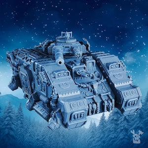 Könnte beinhalten: Ein detailliertes, blau-graues Modell eines futuristischen Panzers mit mehreren Türmen, Kanonen und komplizierten mechanischen Details. Der Panzer steht vor einem Hintergrund aus verschneitem Wald und Sternenhimmel.