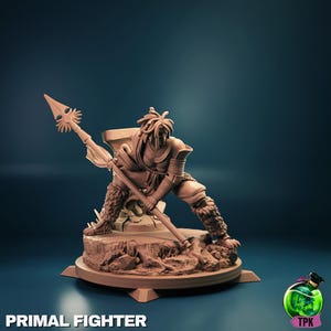 Op de afbeelding: Bruin beeldje van een oervechter in een gevechtshouding, met een speer. Het beeldje staat op een ronde basis met de tekst "PRIMAL FIGHTER" onderaan. Een groene toverdrankfles met de letters "TPK" staat rechtsonder.