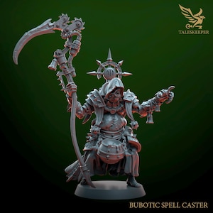 Puede incluir: Una figura en miniatura de plástico gris de un médico de la peste sosteniendo una guadaña y un caldero. La figura lleva una túnica larga y una máscara con un pico. La figura está de pie sobre una base redonda. El texto "Bubotic Spell Caster" está impreso debajo de la base.