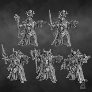 Könnte beinhalten: Fünf detaillierte Miniaturfiguren gepanzerter Charaktere, jede mit einzigartigen Waffen und Zubehör. Die Figuren sind in einer Graustufen-Farbpalette gehalten, mit komplizierten Designs und Texturen, die auf ein Fantasy- oder Tabletop-Spielthema hindeuten.