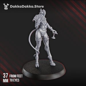 Op de afbeelding: Een grijze figuur van een fantasiekarakter met een staart, hoorns en een waaier. De figuur houdt een kleine beker vast. De tekst "37 MM FROM FEET TO EYES" is zichtbaar. Het DakkaDakka.Store-logo is zichtbaar.