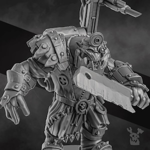Könnte beinhalten: Eine graue Plastikminiatur eines Orks, der ein medizinisches Outfit trägt, ein großes Messer und ein Werkzeug hält. Der Ork hat einen großen, zahnigen Mund und ein medizinisches Symbol auf seiner Brust.