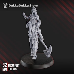 Peut inclure: Figurine grise imprimée en 3D d'un guerrier portant une femme, avec une hache. La femme est assise sur les épaules du guerrier. La base est noire. Le texte "32 MM FROM FEET TO EYES" est visible.