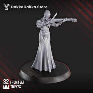 Könnte beinhalten: Graue Figur einer humanoiden Figur, die ein Saiteninstrument spielt. Die Figur trägt ein langes, fließendes Gewand und steht auf einem schwarzen, kreisförmigen Sockel. Der Text "32 mm from feet to eyes" ist sichtbar.