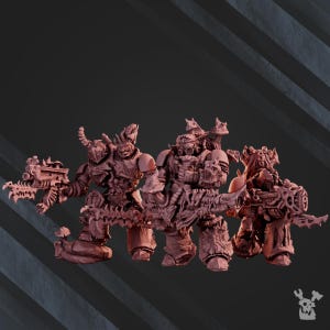 Könnte beinhalten: Eine Gruppe detaillierter, rotbrauner Miniaturfiguren, möglicherweise für Tabletop-Spiele. Jede Figur ist schwer gepanzert und mit aufwändigen, futuristischen Waffen ausgestattet. Die Figuren haben eine groteske, monströse Ästhetik mit Hörnern, Schädeln und anderen verstörenden Merkmalen.