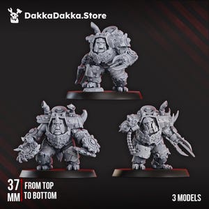 Puede incluir: Tres figuras grises en miniatura de criaturas blindadas, cada una sobre una base negra. Las figuras miden aproximadamente 3,7 cm de alto. La esquina superior izquierda de la imagen tiene el texto "DakkaDakka.Store". La esquina inferior derecha dice "3 MODELOS".