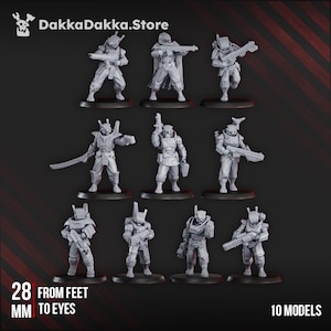Puede incluir: Una colección de diez modelos de soldados de ciencia ficción en miniatura. Cada figura es gris y se encuentra sobre una base negra. Los modelos miden aproximadamente 2,8 cm de altura. El logotipo de DakkaDakka.Store está en la esquina superior izquierda.
