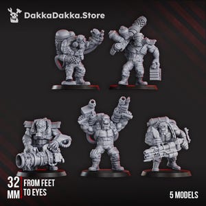Könnte beinhalten: Fünf graue Miniaturfiguren von schwer gepanzerten Charakteren, die jeweils unterschiedlich posieren und Waffen halten. Die Figuren stehen auf schwarzen Sockeln. Der Text auf dem Bild lautet "DakkaDakka.Store", "32 mm von den Füßen bis zu den Augen" und "5 Modelle".