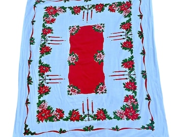 Mantel navideño vintage de 60"x52" con velas de flor de Pascua y acebo, estilo kitsch de mediados de siglo.