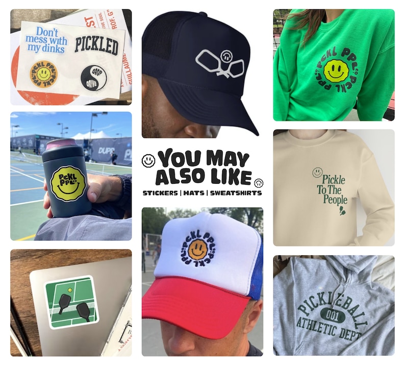 Puede incluir: Un collage de im&aacute;genes con mercanc&iacute;a tem&aacute;tica de pickleball, incluyendo calcoman&iacute;as, sombreros y sudaderas. El texto "You May Also Like" se muestra en un c&iacute;rculo con una carita sonriente. El texto "Stickers | Hats | Sweatshirts" se muestra debajo del c&iacute;rculo.