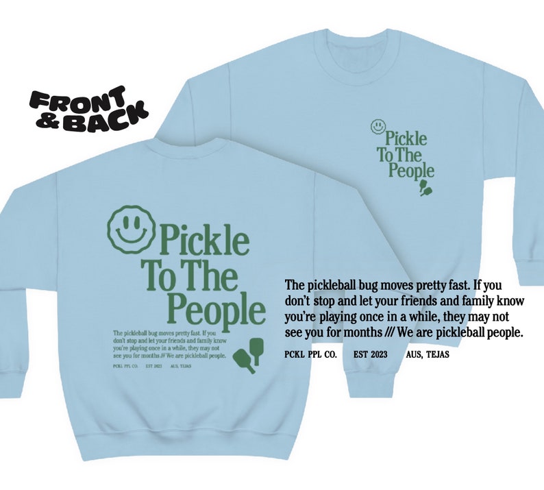 Puede incluir: Sudadera azul claro con una cara sonriente verde y el texto "Pickle To The People" en la parte delantera. La parte posterior de la sudadera tiene el mismo texto y un gr&aacute;fico de pala verde. El texto "The pickleball bug moves pretty fast. If you don't stop and let your friends and family know you're playing once in a while, they may not see you for months /// We are pickleball people." est&aacute; impreso en la parte posterior. El texto "PCKL PPL CO. EST 2023 AUS, TEJAS" tambi&eacute;n est&aacute; impreso en la parte posterior.