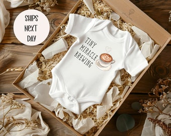 Tiny Miracle Brewing, Regalo de baby shower, Regalo para recién nacidos de FIV, FIV Baby Onesie®, In Vitro Onesie®, Anuncio de embarazo amante del café