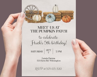 Könnte beinhalten: Eine rechteckige Geburtstagseinladungskarte mit einer Aquarellillustration eines Wagenrads, Heuballen und Kürbissen in Orange, Weiß und Blau. Der Text lautet: MEET US AT THE PUMPKIN PATCH to celebrate Huck's 5th birthday! SATURDAY OCT 7 2 PM Lewis Farms 123 Farm Rd. Wilmington RSVP at 525-123-3212.