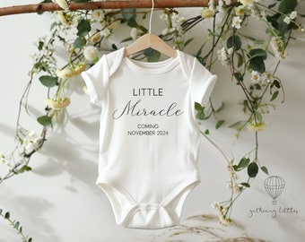 Pequeño milagro próximamente, regalo de baby shower, regalo para recién nacidos de FIV, FIV Baby Onesie®, In Vitro Onesie®, anuncio de embarazo de FIV