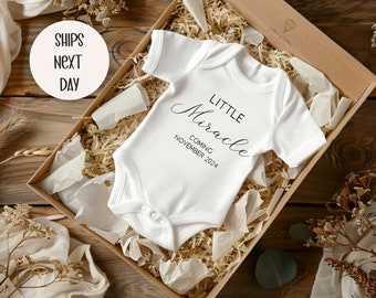 Pequeño milagro próximamente, regalo personalizado de baby shower, regalo para recién nacidos de FIV, FIV Baby Onesie®, In Vitro Onesie®, anuncio de embarazo de FIV