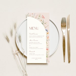 Cartão de menu floral doce, tema de chá de bebê de flores silvestres rosa arco moderno, configuração de mesa de flores de jardim, cartão de lugar de brunch, modelo editável