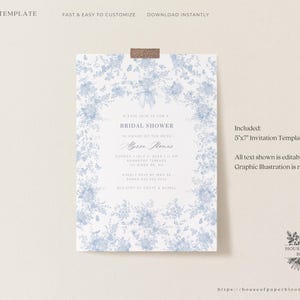 K&ouml;nnte beinhalten: Eine blaue und wei&szlig;e Blumen-Brautduscheinladungsvorlage. Die Vorlage ist 12,7 x 17,8 cm gro&szlig; und enth&auml;lt editierbaren Text. Das Blumendesign ist nicht editierbar.