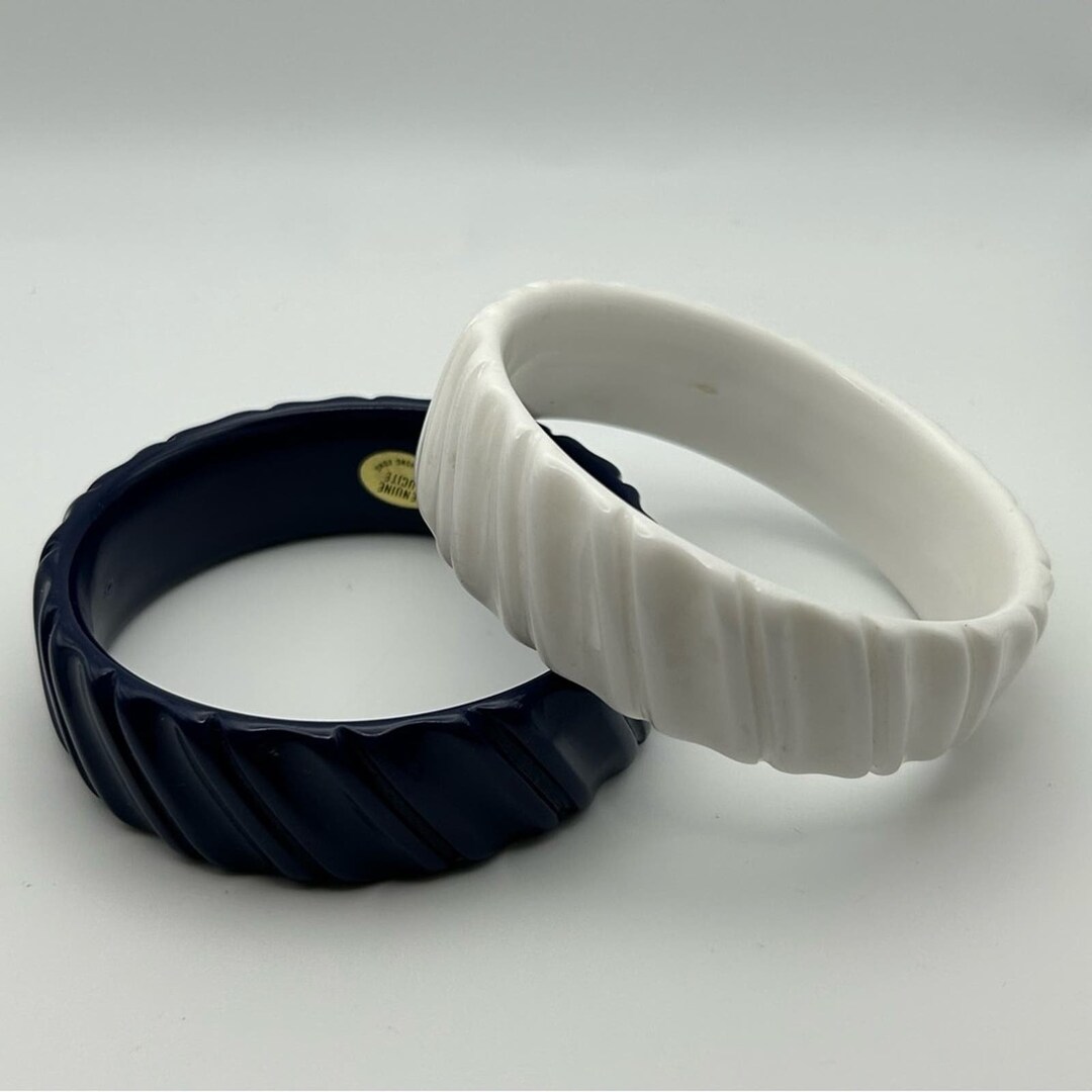 Set of 2 Vintage Genuine Lucite Wide Wavy Textured White and Navy Blue Bangles Etsy