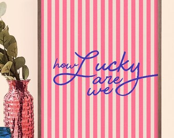 Impressão com citação em listras rosa | Que sorte a nossa! || Decoração Coquette Preppy || Download digital