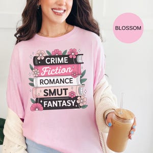 Bookish grappig BookStack-shirt | Comfort Colors 1717-T-shirt | Romance Fantasy Smut Fiction Crime Book Lover Graphic T-shirt | TrendyT-shirt |