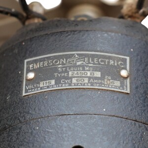 Ventilador oscilante vintage Emerson Electric 2450B de 10" con aspas metálicas, años 40. imagen 5