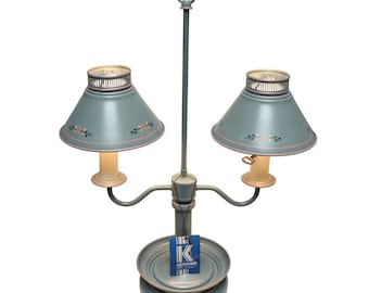 Coppia di lampade a sospensione Keystone Vintage Tole Ware a doppio braccio, colore blu ardesia, alte 23 pollici (58 cm).