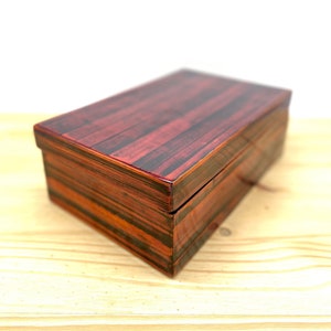 Joyero con estampado de palisandro lacado retro vintage / Increíble caja de madera de colección con forma rectangular de plástico y tarjeta de tarot para cigarrillos
