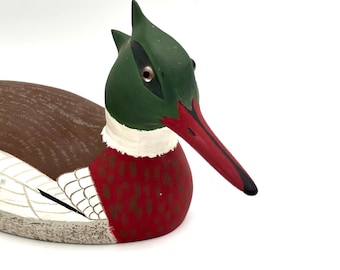 Richiamo per anatre maschio di smergo dal petto rosso, dipinto a mano in legno vintage / Statuetta decorativa di uccello acquatico in stile arte popolare retrò anni '80