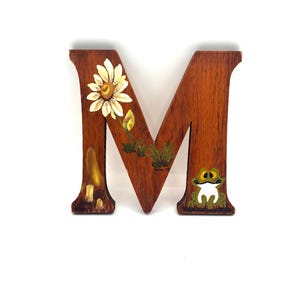 Letra M de madera vintage con nombre, apellido, rana pintada, hongo, decoración de pared de los años 70, estilo moderno de mediados de siglo, decoración única para el dormitorio y el hogar.